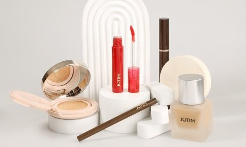 Amber Lip Gloss : Quand Jotim redéfinit le maquillage longue tenue