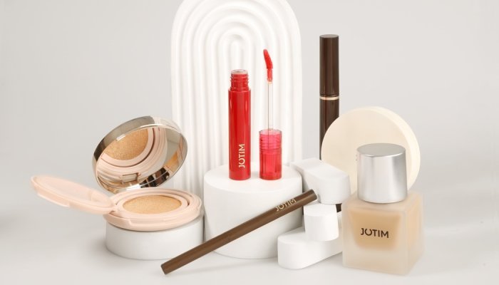 Amber Lip Gloss : Quand Jotim redéfinit le maquillage longue tenue